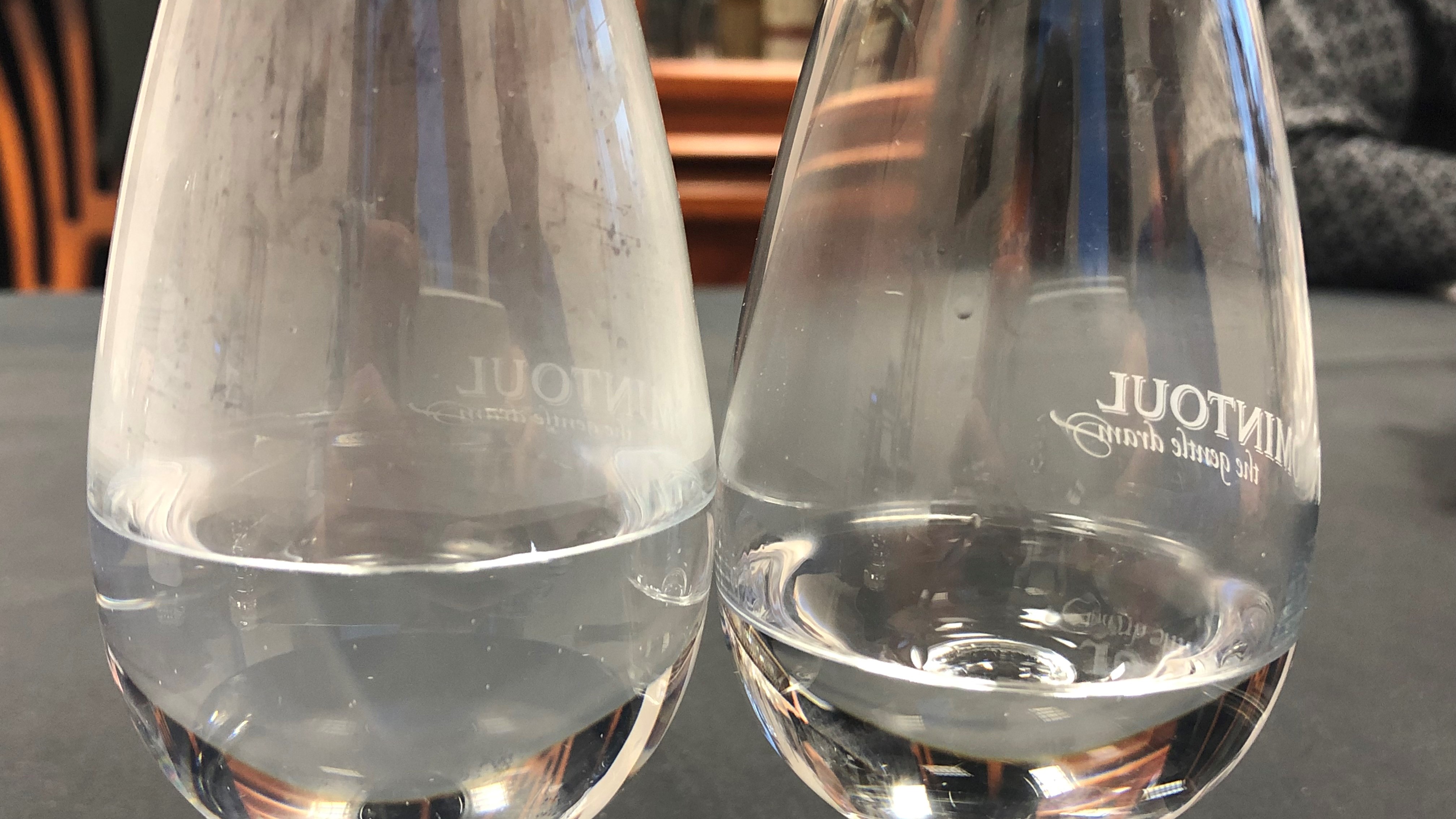Till h&ouml;ger ett provningsglas med outsp&auml;dd r&aring;sprit, till v&auml;nster ett som vattnats ned och t&auml;ckts med lock.