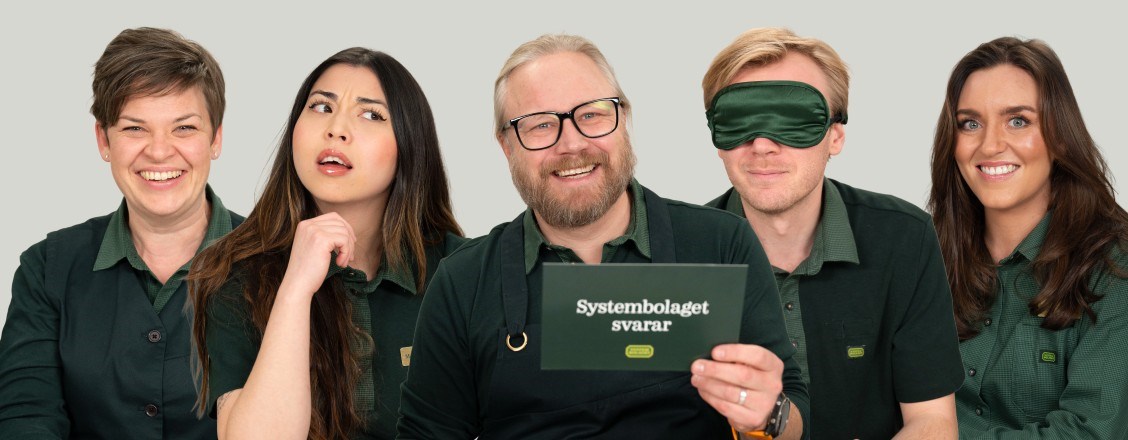 Fem medarbetare från Systembolaget, sitter på rad