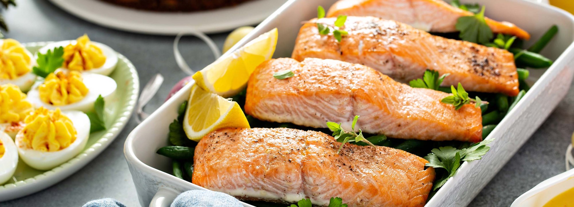 Ugnsbakad lax på bädd av haricots verts