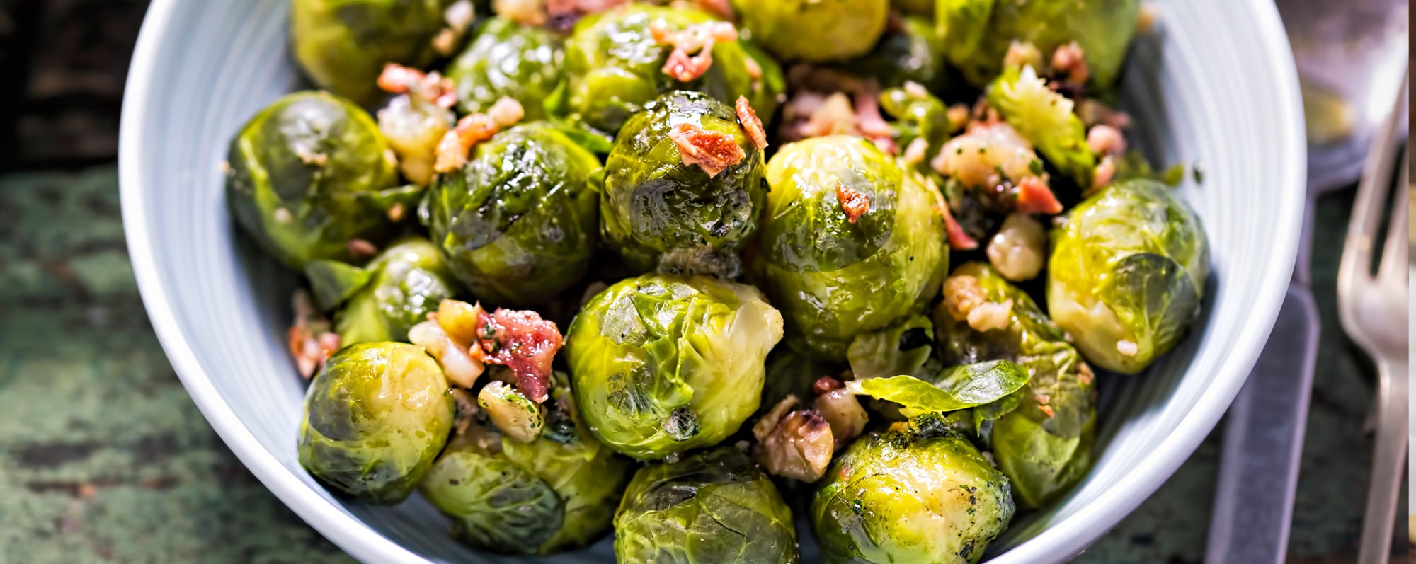 Alkoholfritt till vegetarisk mat. Ett uppläggningsfat med brysselkål.