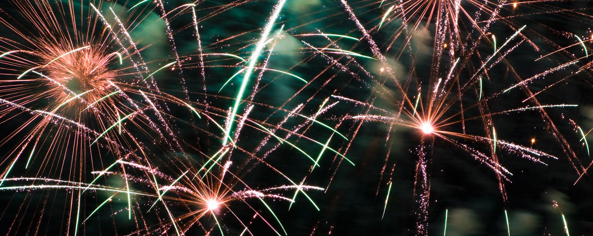 Alkoholfritt till nyårsmaten: Fyrverkerier mot mörk himmel.