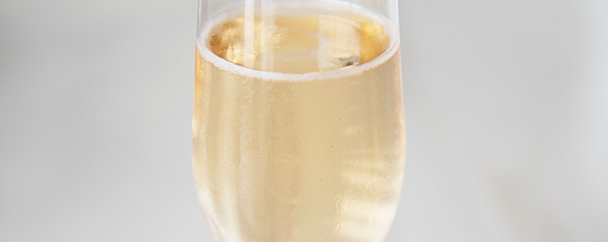 Alkoholfritt mousserande i champagneglas