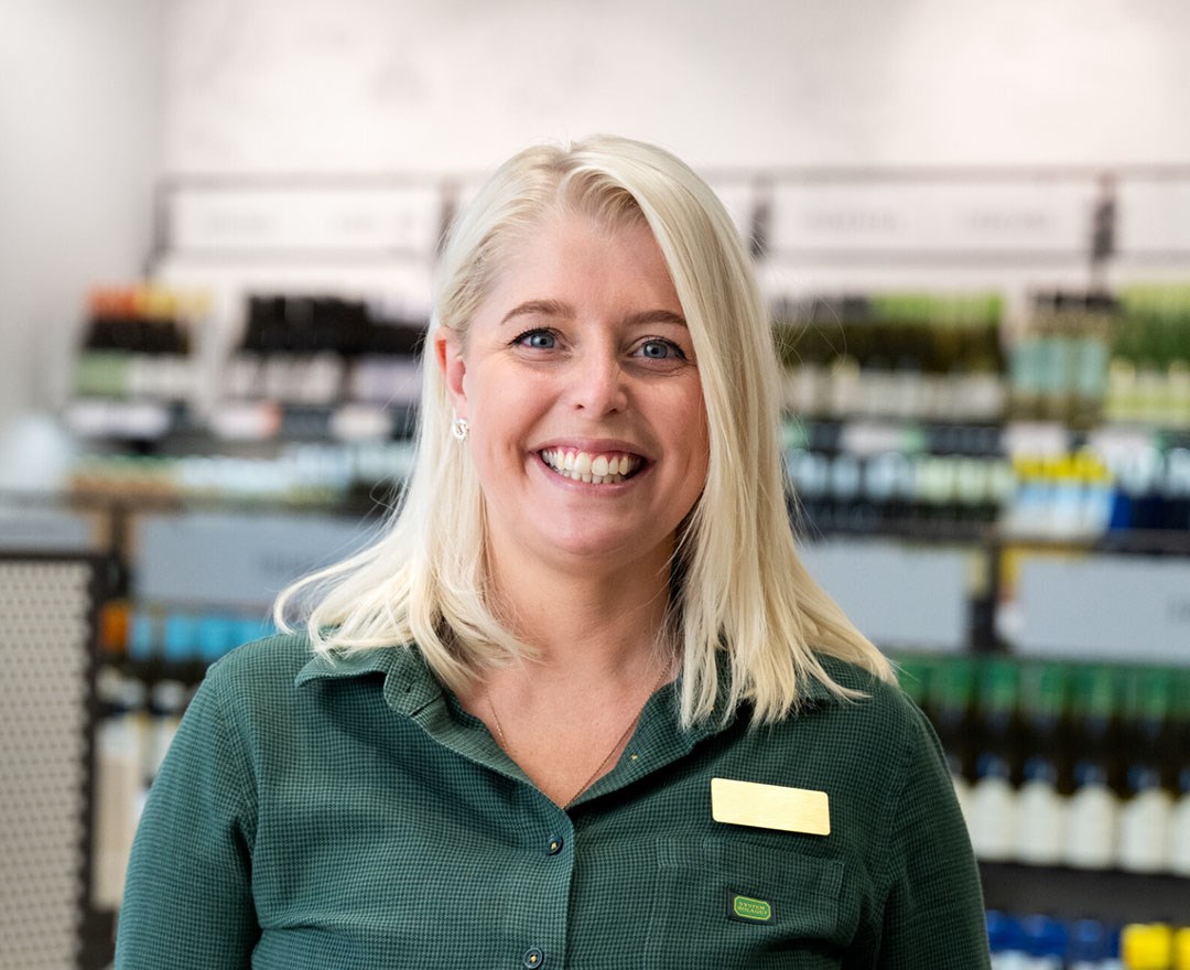 Kvinnlig försäljare i systembolagsbutik