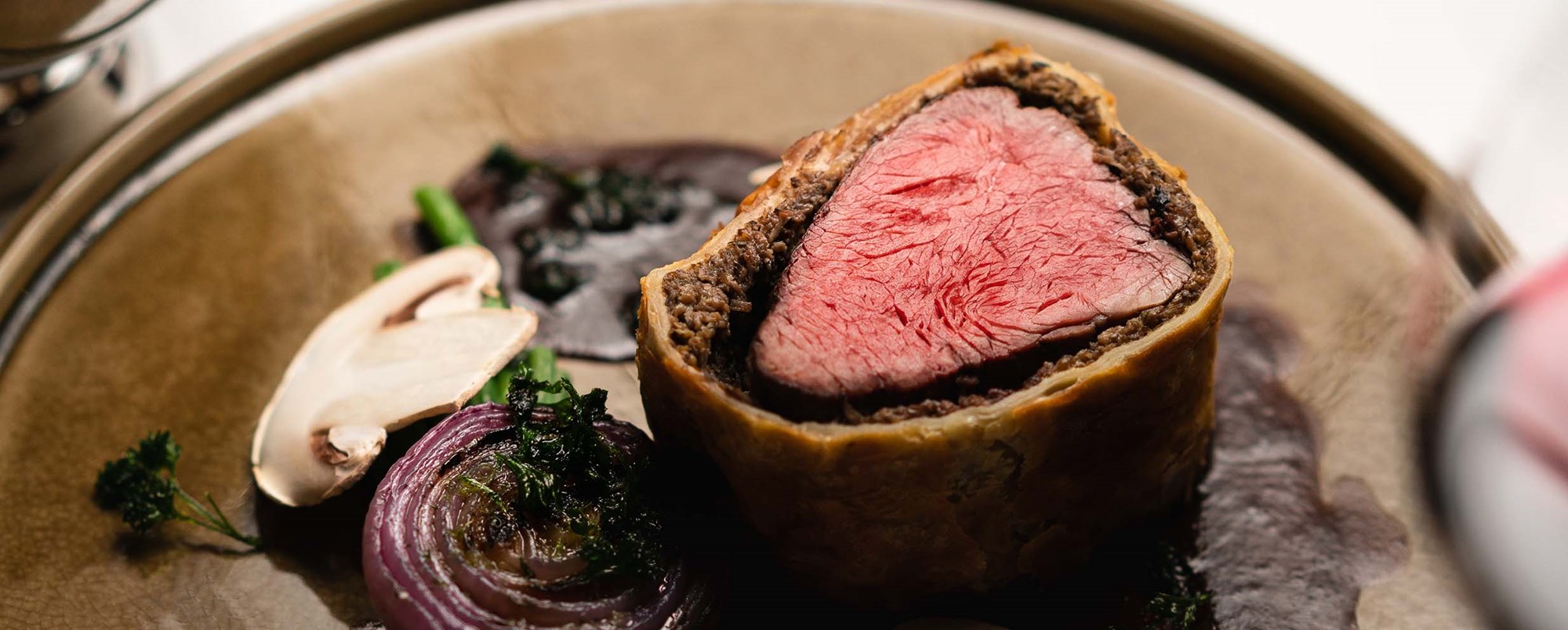 Biff wellington på tallrik med rödvinssås