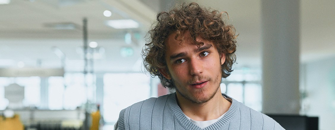Ung kille som kund behöver visa legg