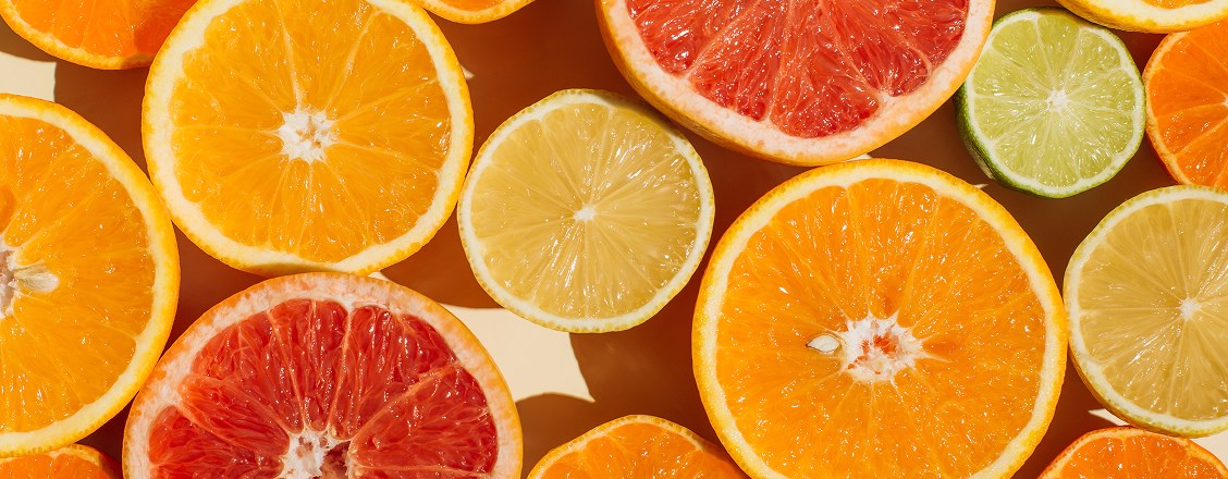 Uppskurna halvor av citrusfrukter