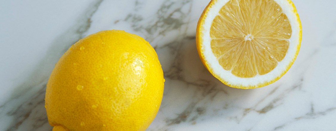 Citron på marmorbakgrund