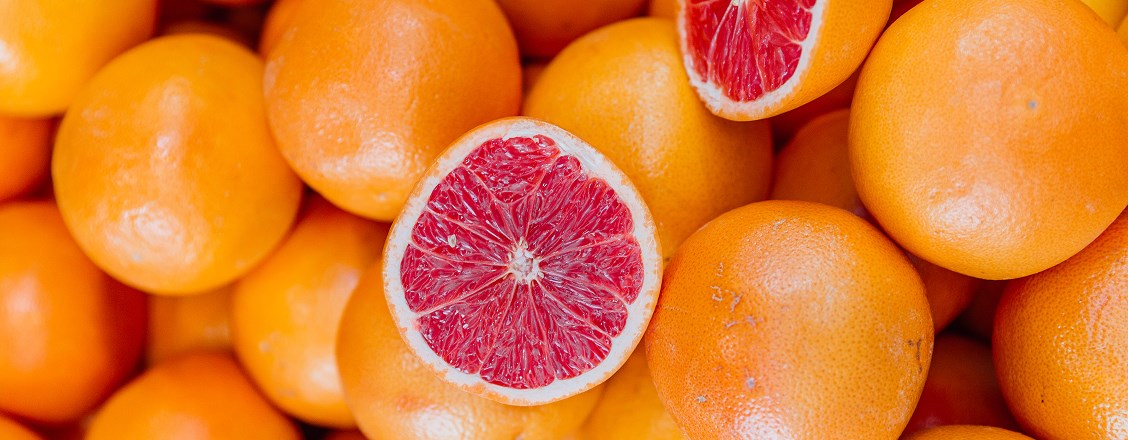 Halv grapefrukt bland många hela