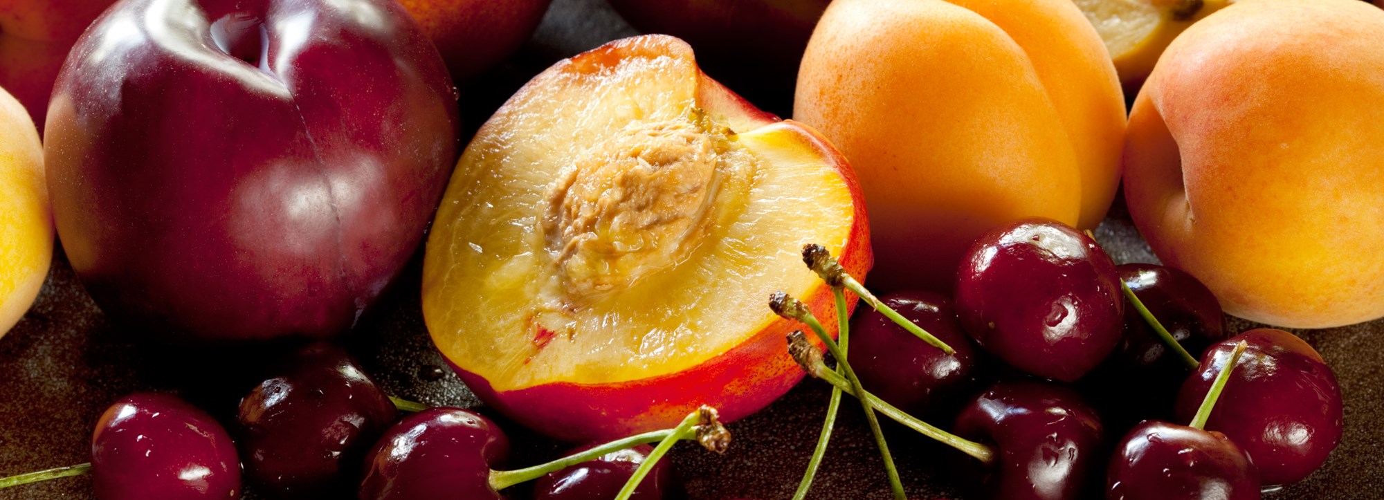 Fruktsprit: Närbild på körsbär, plommon och päron.
