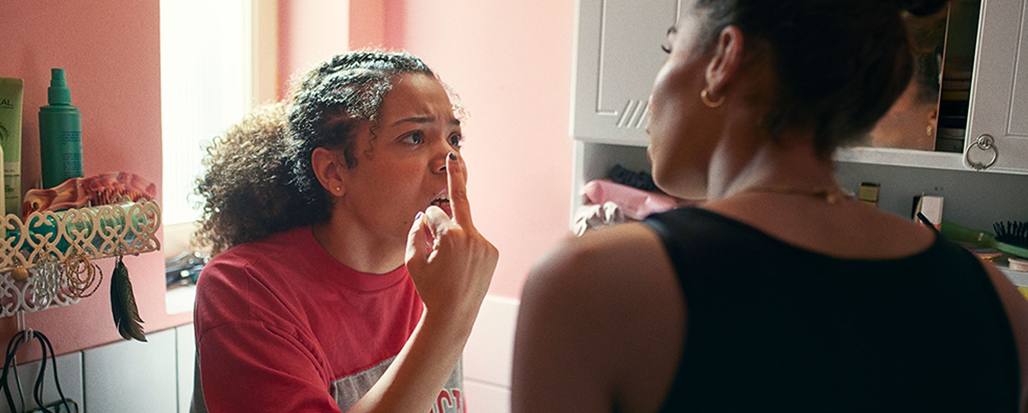 Dotter visar fingret till sin mamma för att mamman säger nej till langning.