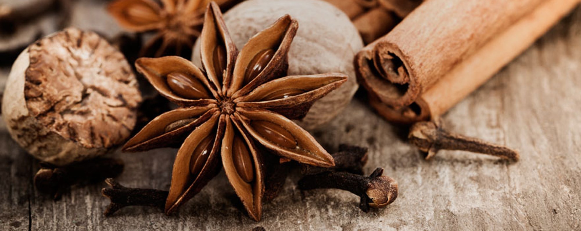 Kanel, muskot och stjärnanis att krydda sangria med.