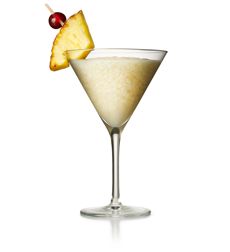 Glas p&aring; fot med vit, kr&auml;mig v&auml;tska. P&aring; glaskanten sitter en bit ananas och ett r&ouml;tt cocktailb&auml;r.