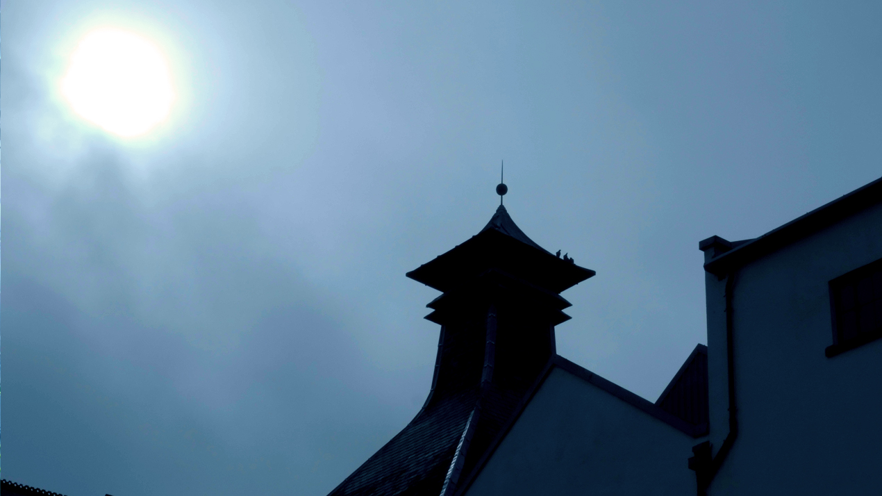 Pagodliknande k&ouml;lna p&aring; skotskt destilleri i motljus.
