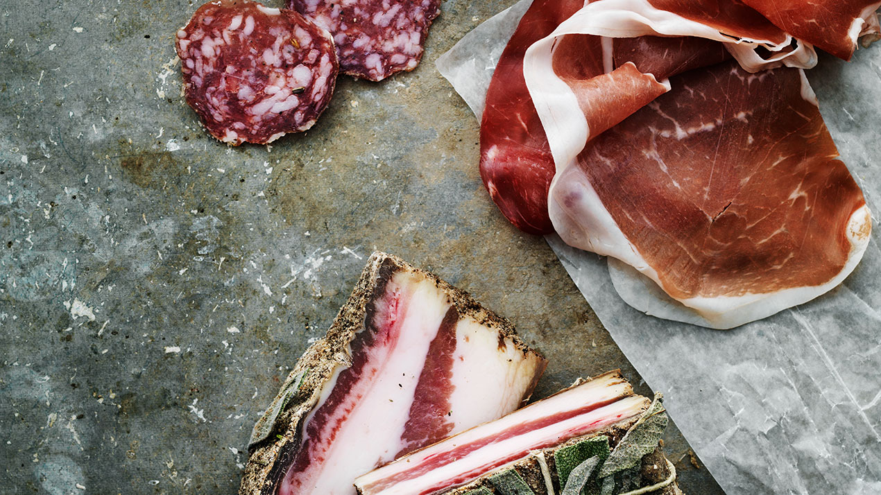 En bit pancetta, några salamiskivor samt en skiva lufttorkad skinka som symboliserar grundsmaken sälta.
