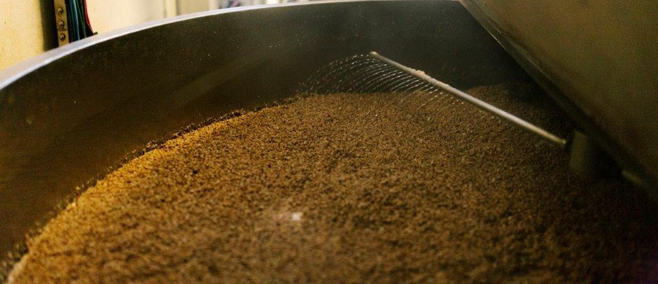 Krossat korn bl&ouml;tl&auml;ggs med vatten i ett stort metallk&auml;rl.