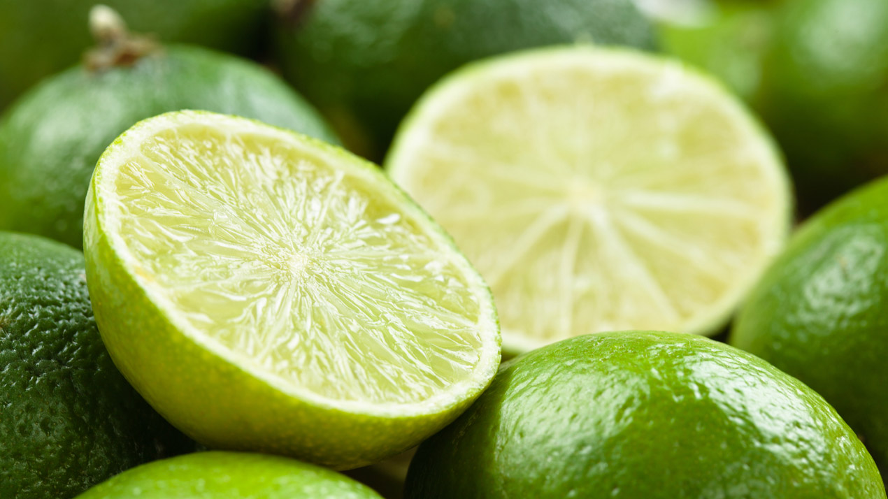 Närbild av halverade limefrukter.