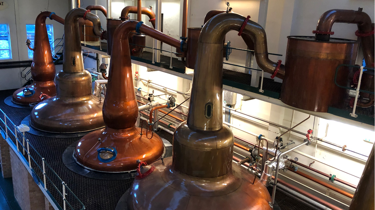 F&aring;gelperspektiv &ouml;ver fem olika sorters kopparpannor med olika former.