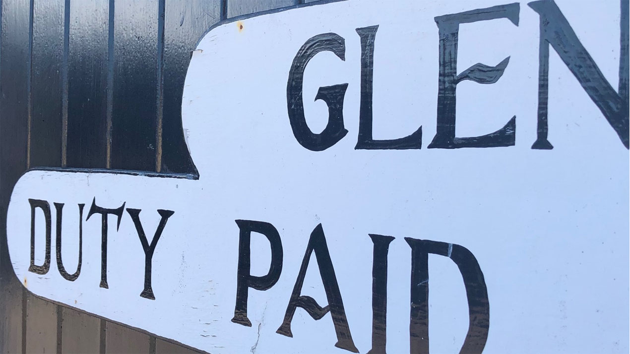 N&auml;rbild av port till l&aring;st lagerlokal. Orden Glen, duty och payed syns.
