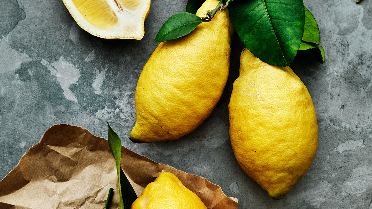 Grundsmaken syra symboliserad av tre sura citroner samt en delad citron.
